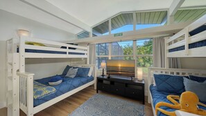 4 quartos, escrivaninha, ferros/tábuas de passar roupa, berço de viagem