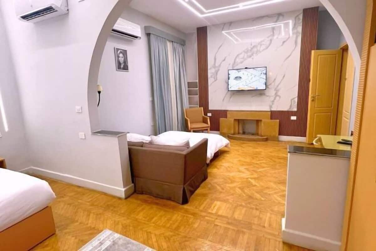 Minibar, lydisolert, wi-fi (inkludert) og individuelt dekorert