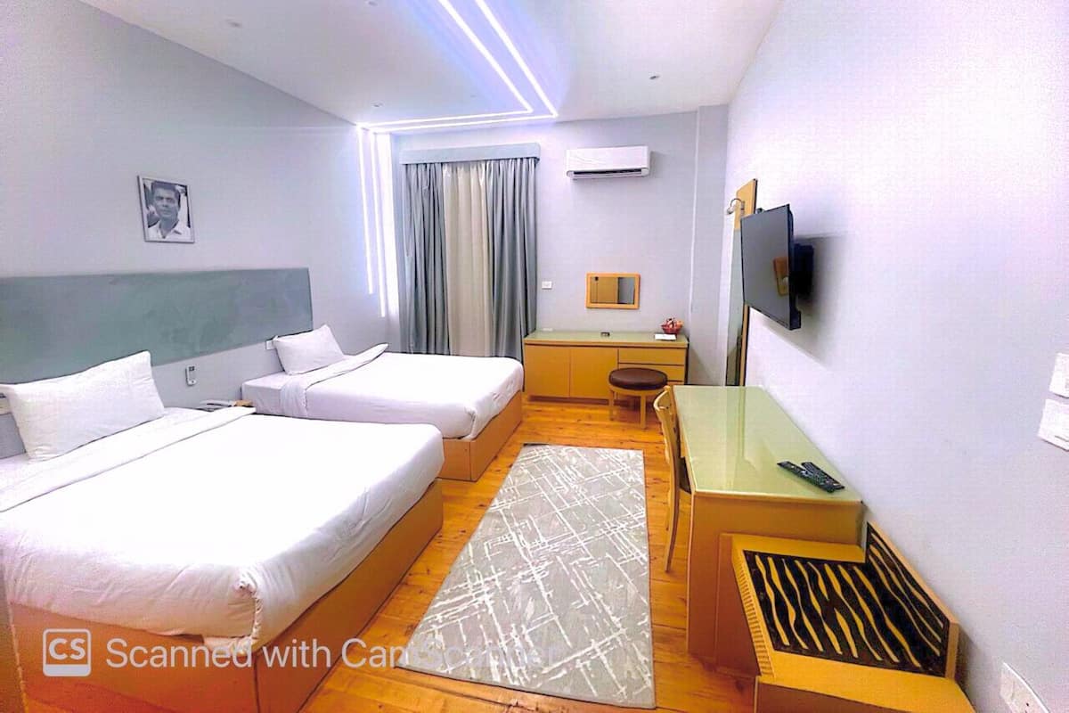 Deluxe Double Room with Balcony | Minibar, lydisolert, wi-fi (inkludert) og individuelt dekorert