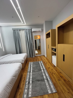Deluxe Double Room with Balcony | 1 camera, minibar, con stile personalizzato, con arredamento individuale