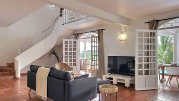 4 bedrooms, free cribs/infant beds