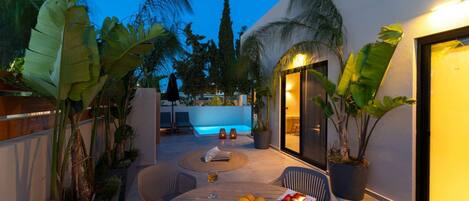 屋外ダイニングエリア