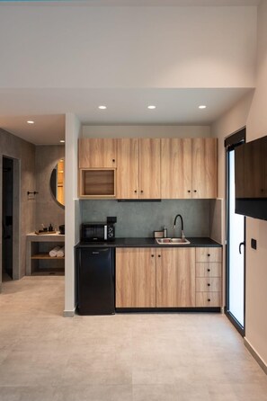 Een koelkast, een magnetron, een oven, een kookplaat