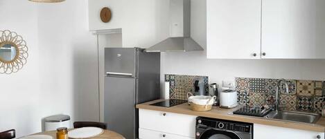 Refrigerador, microondas, horno y parrilla de estufa