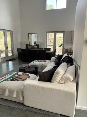 Smart-tv, eldstad och ett bordtennisbord