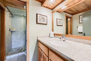 Hair dryer, towels, shampoo, toilet paper - Beautiful Updated Corner Unit/Mountain Views (Keystone)