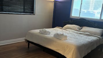 4 slaapkamers, een bureau, een strijkplank/strijkijzer, wifi