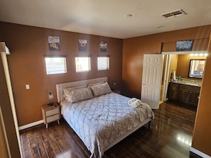 2 habitaciones, tabla de planchar con plancha, wifi y ropa de cama 