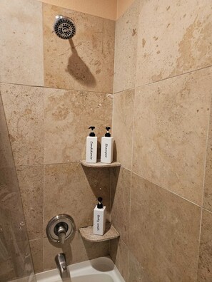 Een haardroger, handdoeken, zeep, shampoo