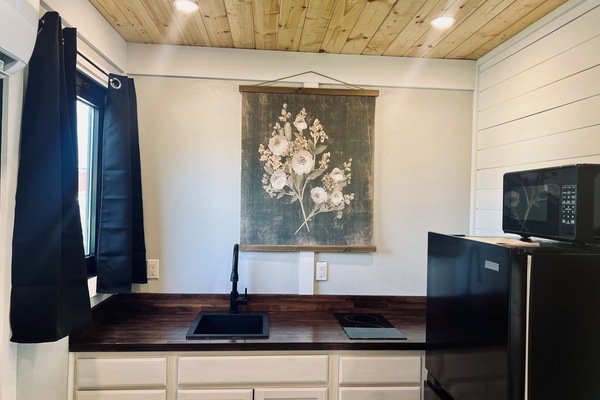 Geladeira, micro-ondas, cooktop, cafeteira/chaleira