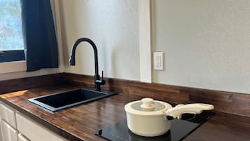 Frigorífic, microones, placa de cuina i cafetera i tetera