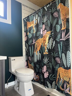 Dusj, håndklær og toalettpapir