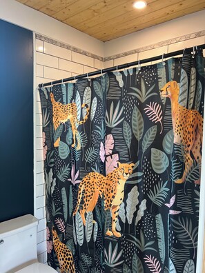 Shower, towels, toilet paper - Cozy tiny home in downtown Pensacola (Pensacola)