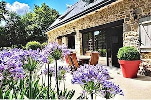 Outdoor dining - At the edge of the wood (Pommerit-le-Vicomte)