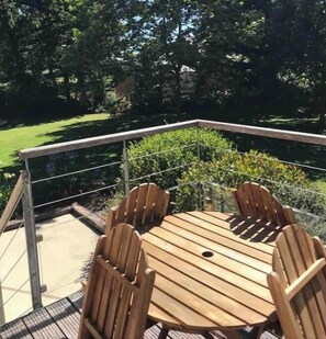 Outdoor dining - At the edge of the wood (Pommerit-le-Vicomte)