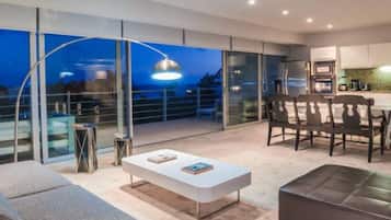 Apartamento conforto, várias camas, sacada | Área de estar