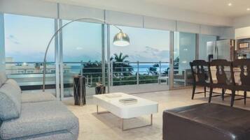 Comfort Apartment, Multiple Beds, Balcony | Living area