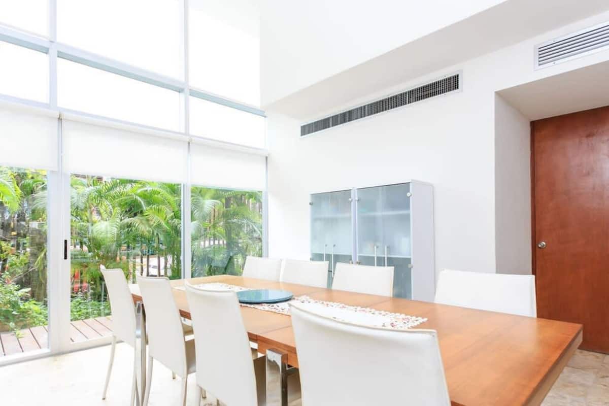 Comfort Apartment, 3 Bedrooms, Balcony | In-room dining