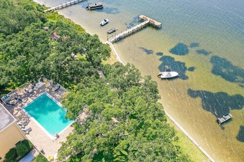 Soundside 2 Bedroom Condo - Pool &  fishing dock