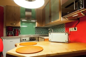 Una cocina equipada con tostadora, cafetera y microondas.