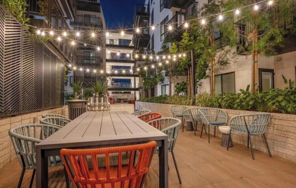 Penthouse 1BR + Free Parking +EV Charge, Pool, BBQ