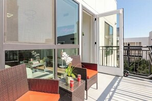 Terrace/patio - Hollywood Penthouse • Pool View • Iconic Hollywood Sign View • Free Parking (Los Angeles)
