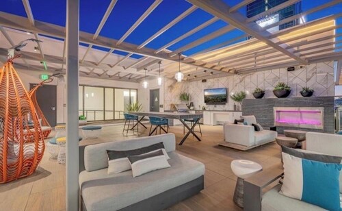 Hollywood Penthouse • Pool View • Iconic Hollywood Sign View • Free Parking