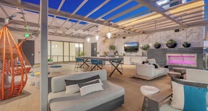 Hollywood Penthouse • Pool View • Iconic Hollywood Sign View • Free Parking