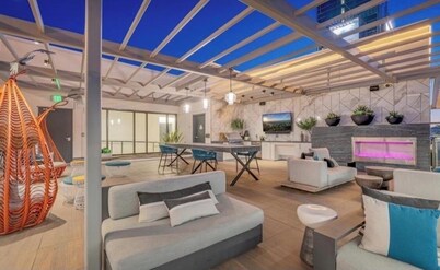 Hollywood Penthouse • Pool View • Iconic Hollywood Sign View • Free Parking