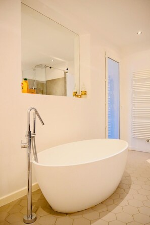 Regadera, amenidades de baño ecológicas, secadora de cabello, toallas 