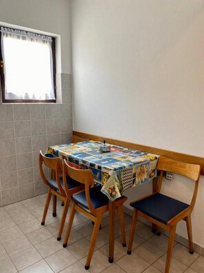 Apartment (Superior One Bedroom Apartment with B) | Dining room