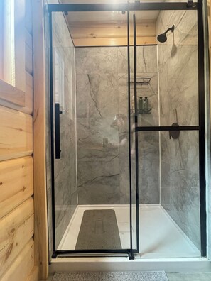 Bruser, hårtørrer, håndklæder, Sæbe