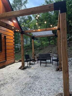 Terrace/patio - Cozy Log Cabin w/ Lake Access. Pet Friendly (Harcourt)