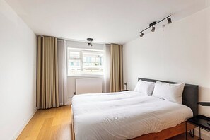2 bedrooms, iron/ironing board, WiFi
