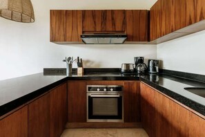 Frigorifero, microonde, forno, piano cottura