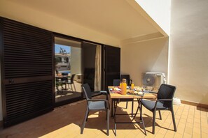Outdoor dining - Modern Apartment with Pool near Beach, Albufeira (Albufeira)