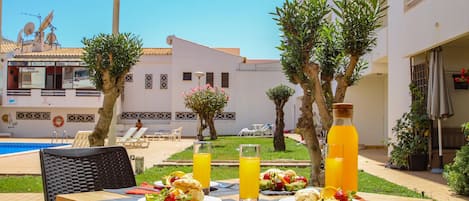 تناول الطعام بالخارج