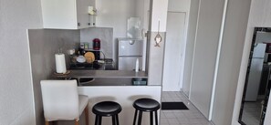 Frigorífico, microondas, placa de cocina y lavavajillas