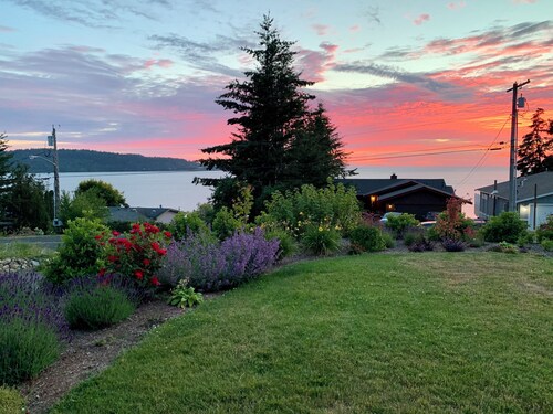 Quiet, Spacious, Private top floor waterview