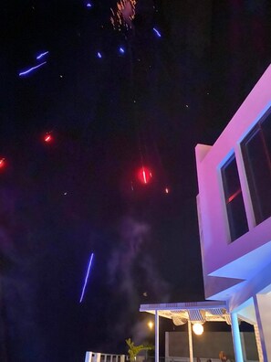 Un edificio moderno con techo plano y parte del cielo visible arriba.