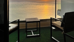ห้องดีลักซ์, วิวทะเล | เครื่องนอนระดับพรีเมียม, ผ้าม่านกันแสง, เตารีด/โต๊ะรีดผ้า, Wi-Fi ฟรี