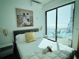 Comfort Studio Suite, Ocean View | Premium bedding, blackout drapes, iron/ironing board, free WiFi