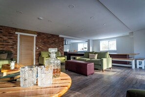 TV - Beresford; woodland lodge for 18 w/ hot tubs, games, log burner nr Alton Towers (Stoke-on-Trent)