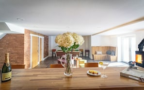 Game room - Beresford; woodland lodge for 18 w/ hot tubs, games, log burner nr Alton Towers (Stoke-on-Trent)