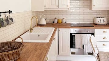 Frigorífico, microondas, horno y hervidor eléctrico