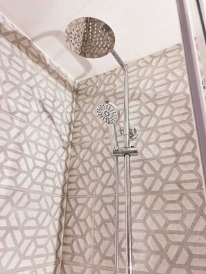Ducha, secador de pelo, toallas, papel higiénico