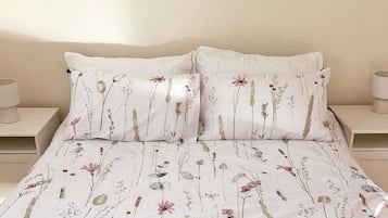 2 makuuhuonetta, silitysrauta/-lauta, vuodevaatteet