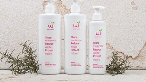 Tres botellas de jabón corporal orgánico con un mensaje: reducir los residuos y proteger la naturaleza.