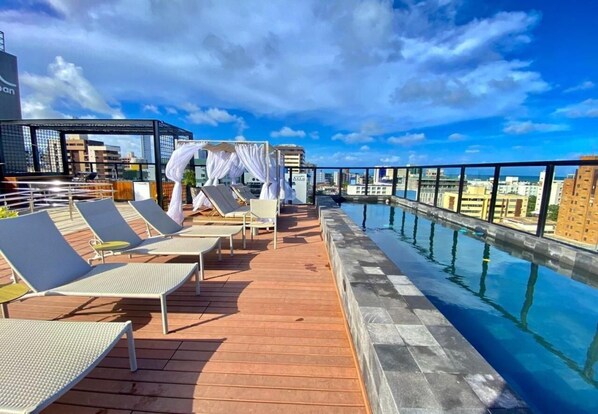 Deluxe-Apartment | Pool | Außenpool