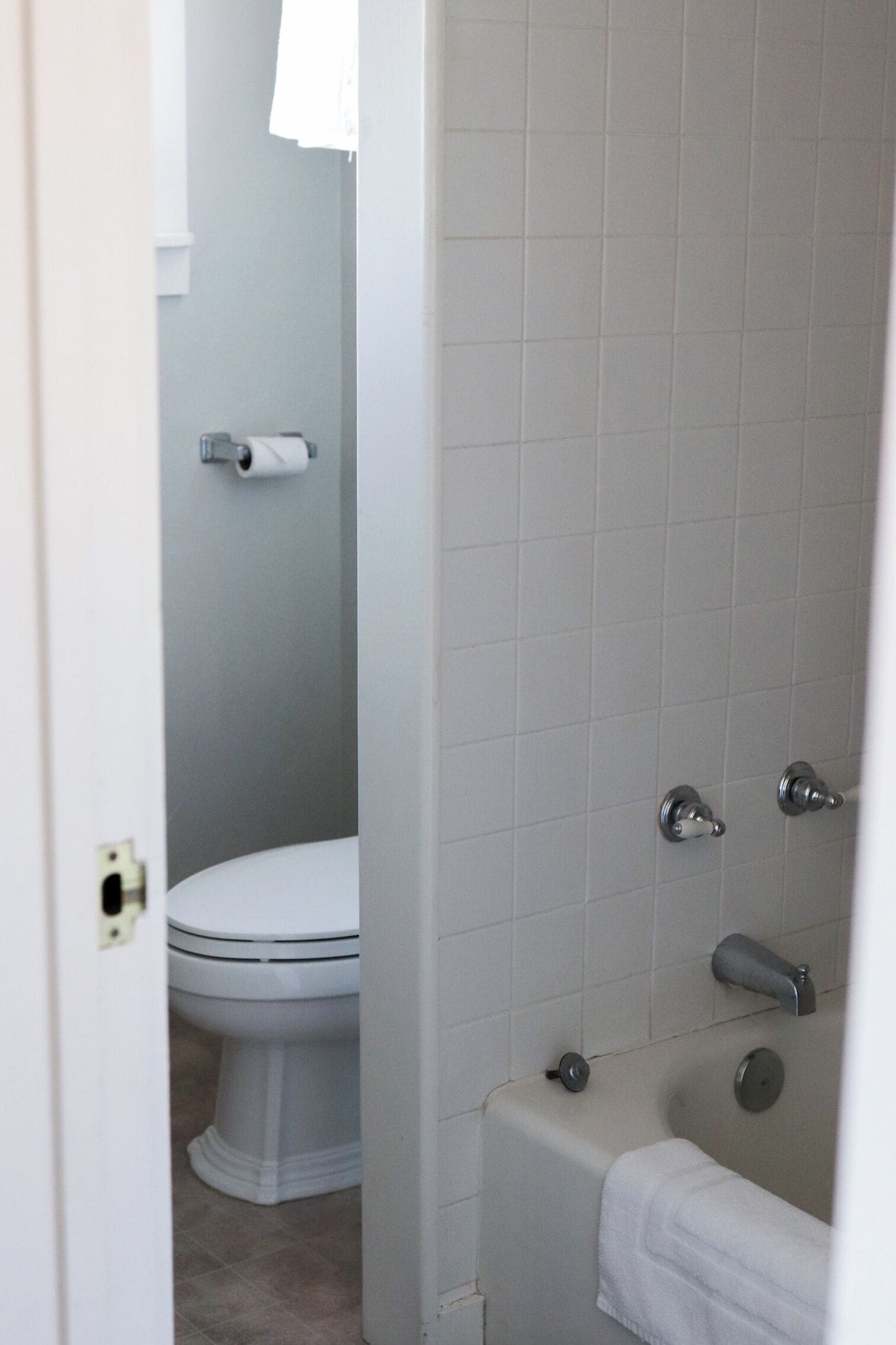 Un baño con inodoro, bañera y ducha.